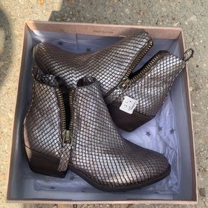 Very G womens boots - silver/bronze zips on both sides low heel sz 7.5 NWT